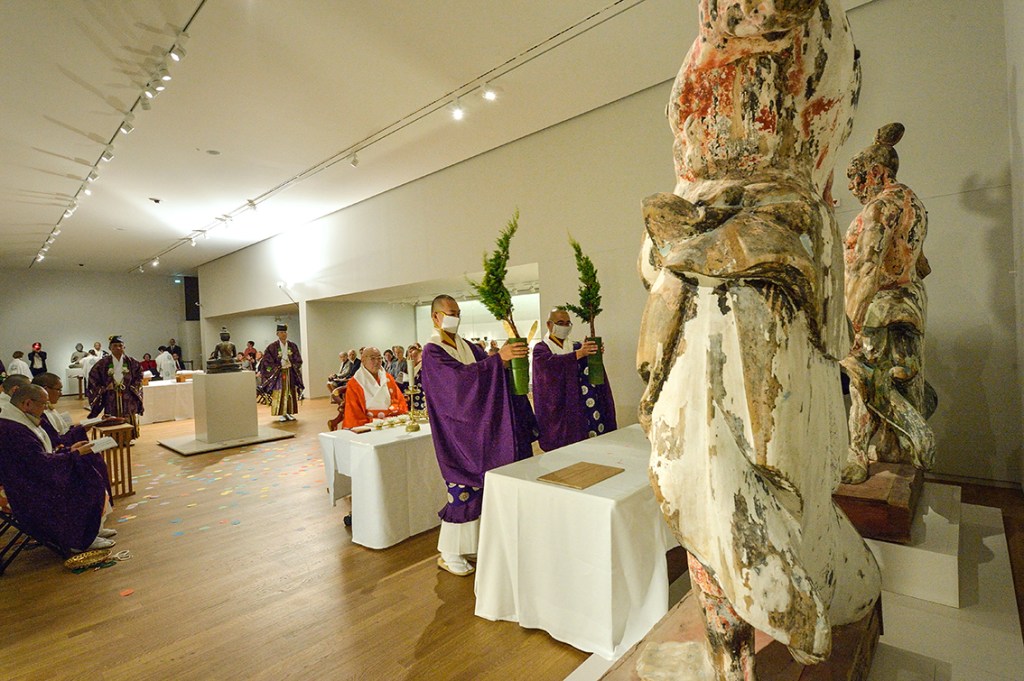 アムステルダムで執り行われた、仁王像の開眼供養