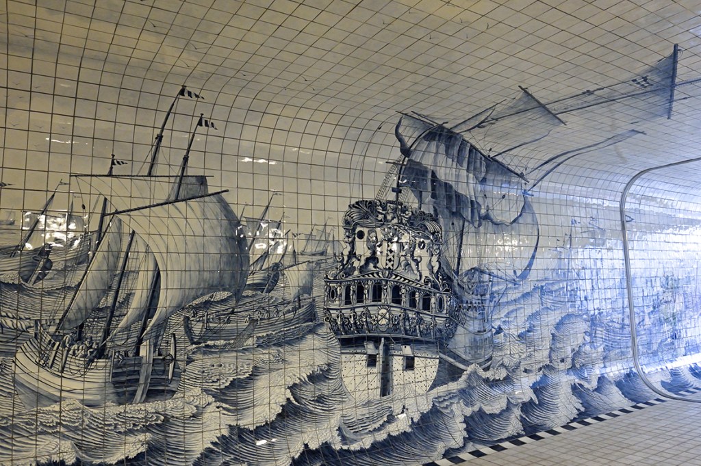 美しいタイルで飾られたトンネル、カウペルスパサージュ