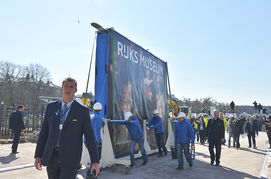 レンブラントの大作「夜警」の引っ越し