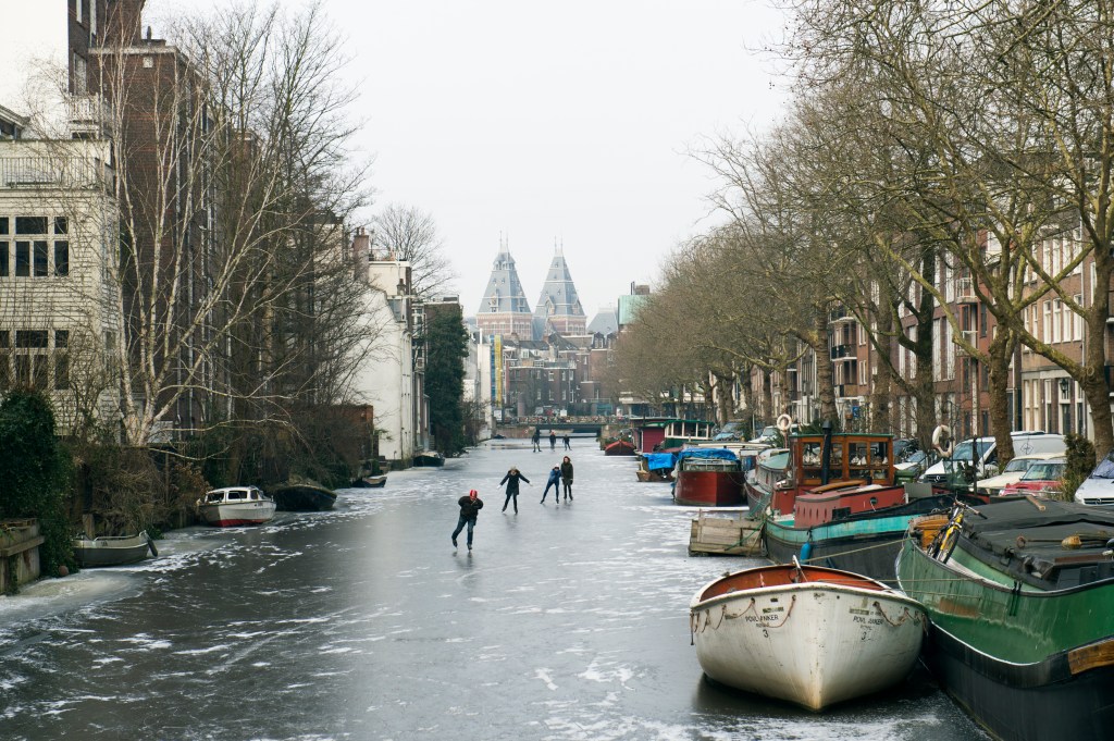 シベリアのクマと運河スケート